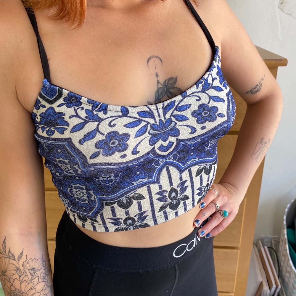 Blue & White Patterned Croptop 💙🤍